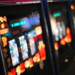 Slots Online – En Guide till Underhållning på och utanför Banorna