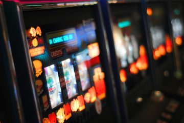 Slots Online – En Guide till Underhållning på och utanför Banorna