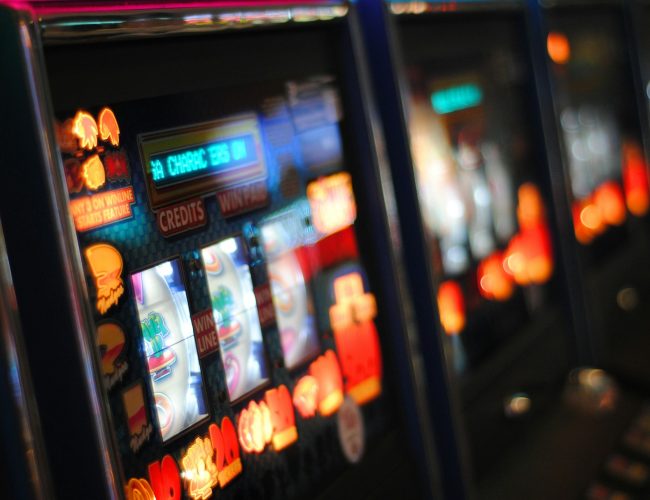 Slots Online – En Guide till Underhållning på och utanför Banorna